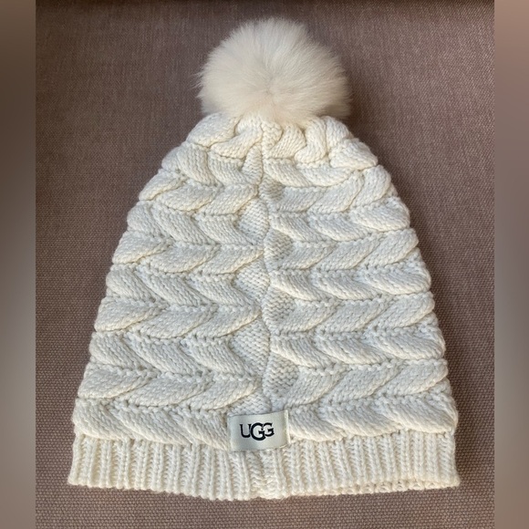 UGG White Knit Beanie Hat with Faux Fur Pom Pom - Picture 1 of 5
